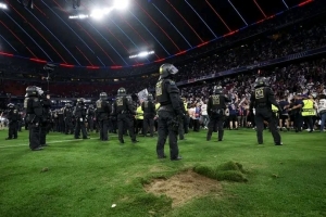 德天空:巴黎球迷挖走大片草皮致安联球场受损,欧足联将重金罚款