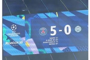 五指山!巴黎官方社媒晒欧冠决赛5-0比分板✋