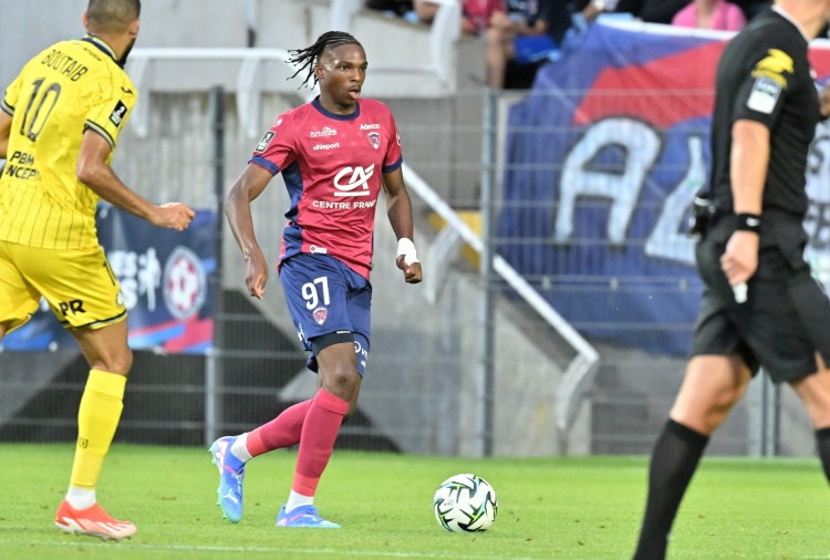 德天空：拜仁对雷恩中卫雅奎特感兴趣，不过球员高昂转会费是阻碍